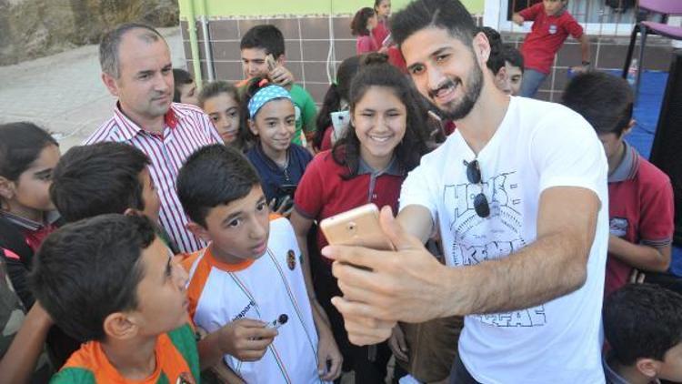 Aytemiz Alanyasporlu futbolcular öğrencilerle buluştu