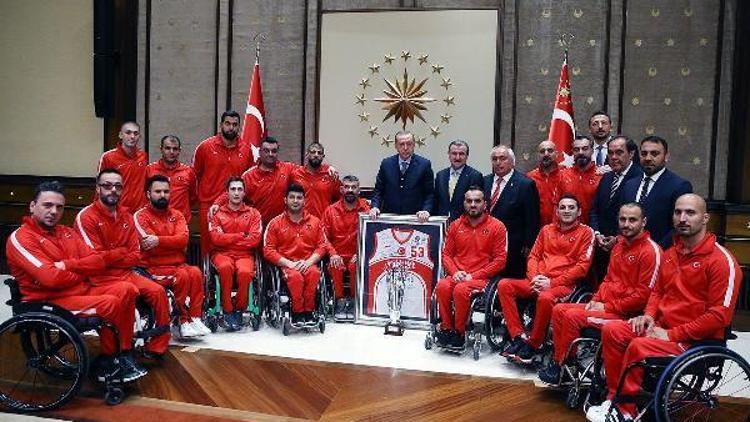 Cumhurbaşkanı Erdoğan, Ampute Futbol Takımı ile Tekerlekli Sandalye Basketbol Takımını kabul etti