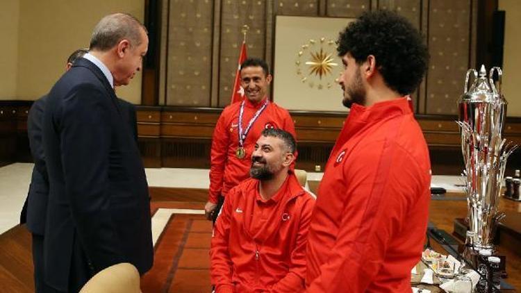 (EK FOTOĞRAFLAR) Cumhurbaşkanı Erdoğan, Ampute Futbol Takımı ile Tekerlekli Sandalye Basketbol Takımını kabul etti