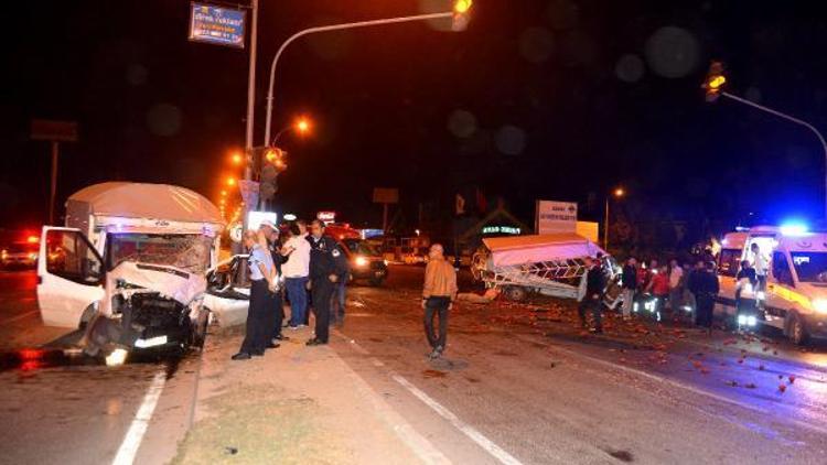 Adanada 2 kamyonet çarpıştı: 1 ölü, 5 yaralı