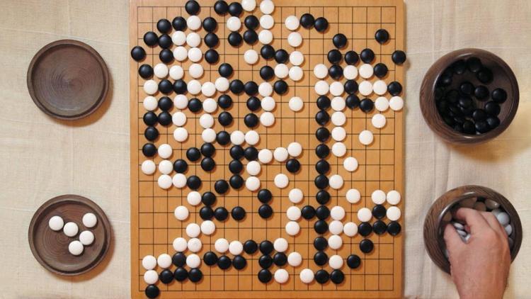 Yapay zeka AlphaGonun yeni versiyonu orijinal programı yendi