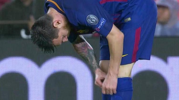 Çorabının içinden çıkardı ve ağzına attı Messi...
