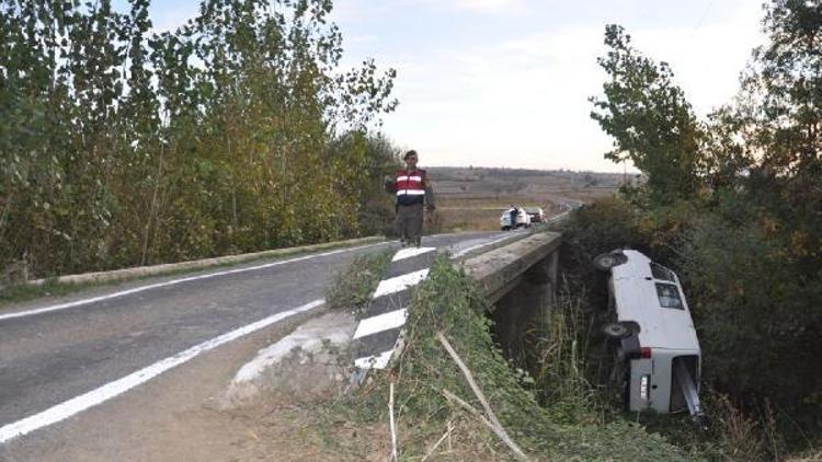 Köprüden uçan minibüsün sürücüsü yaralandı