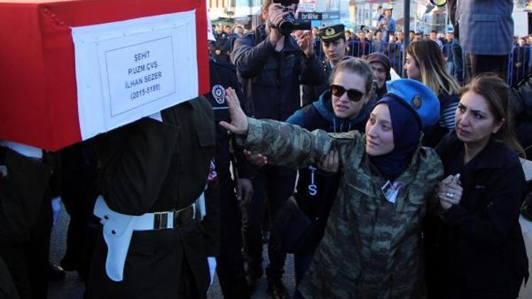 Evlendikten 8 gün sonra şehit olan eşinin mezarına gelinliğini serdi