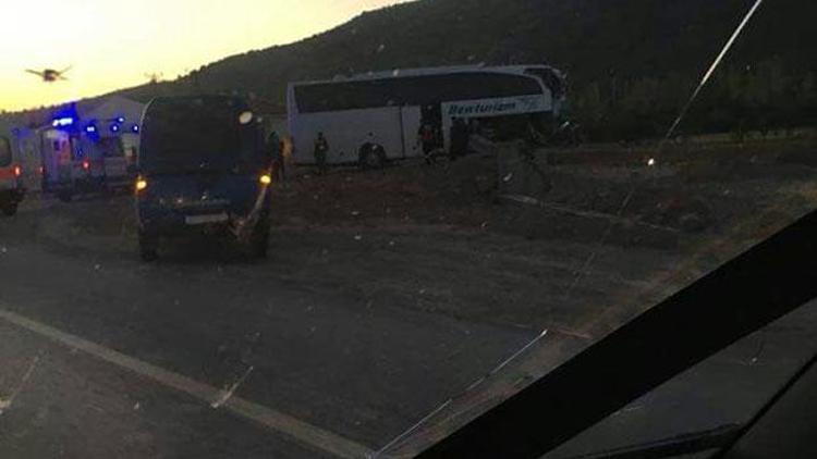 Afyonkarahisarda tur otobüsü ile TIR çarpıştı: 1 ölü, 22 yaralı
