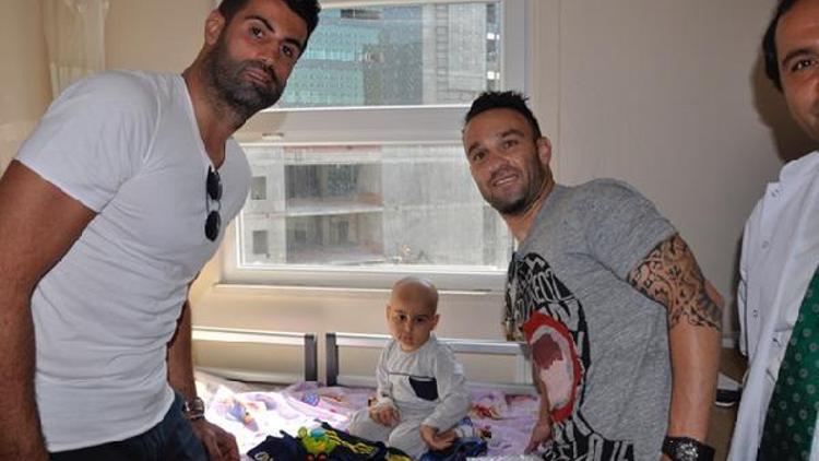 Fenerbahçeli futbolculardan çocuk hastalara anlamlı ziyaret