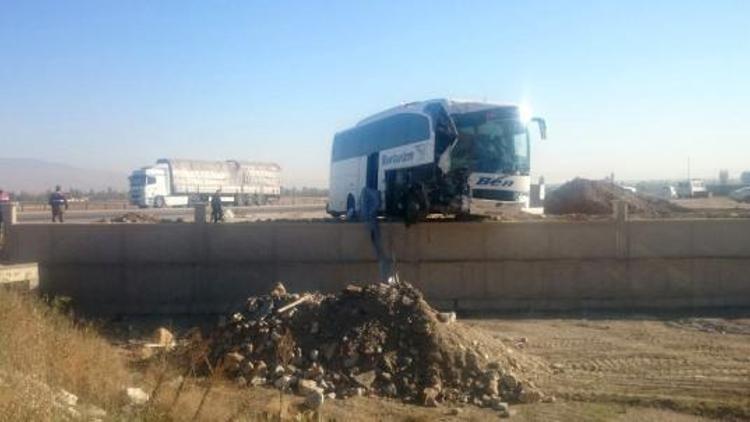 Afyonkarahisarda yolcu otobüsü TIRa çarptı: 1 ölü, 23 yaralı (2)- Yeniden