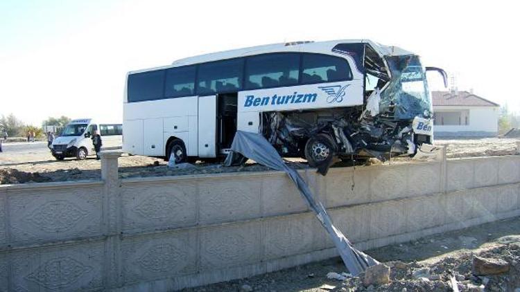 Afyonkarahisarda yolcu otobüsü TIRa çarptı: 1 ölü, 23 yaralı / Ek fotoğraflar