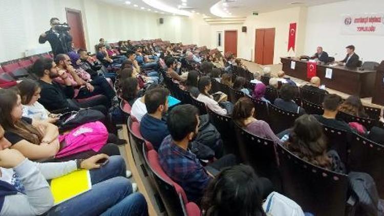 Üniversitede; Atatürk konferansı