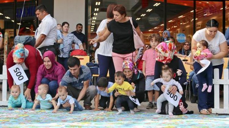 Anne sütüne dikkat çekmek için bebek emekleme yarışması