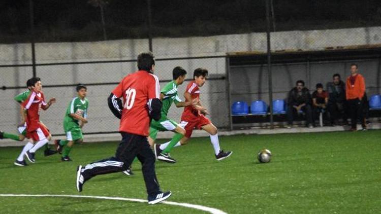 Çanakkale Valisi Tavlı, Diyarbakırlı öğrencilerle dostluk maçı yaptı