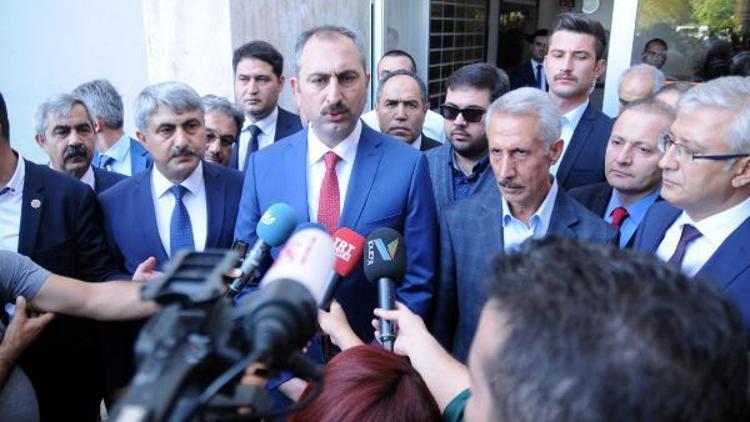 Adalet Bakanı Gül, makam odasında vurulan savcıyı ziyaret etti