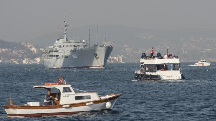 Rus savaş gemisi boğazdan geçiş yaptı