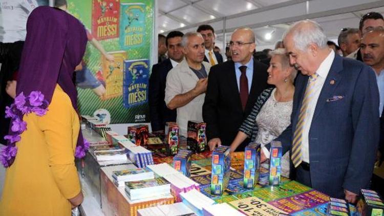 Başbakan Yardımcısı Şimşekten kitap fuarına 3 dilde Hayırlı olsun