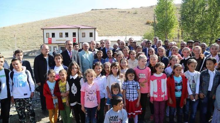 Vali Gül, köy konağının açılışı yaptı