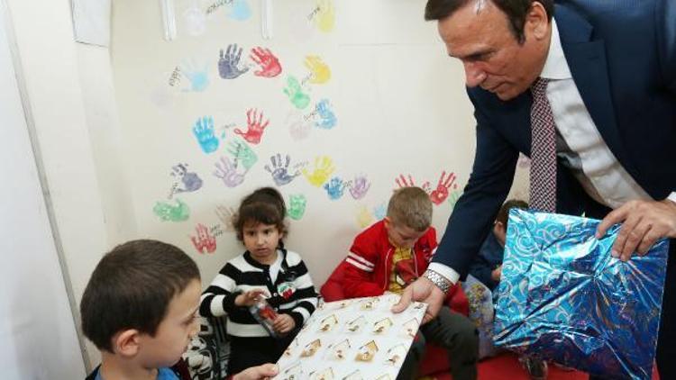 Başkan Genç, engellileri çocukları ziyaret etti
