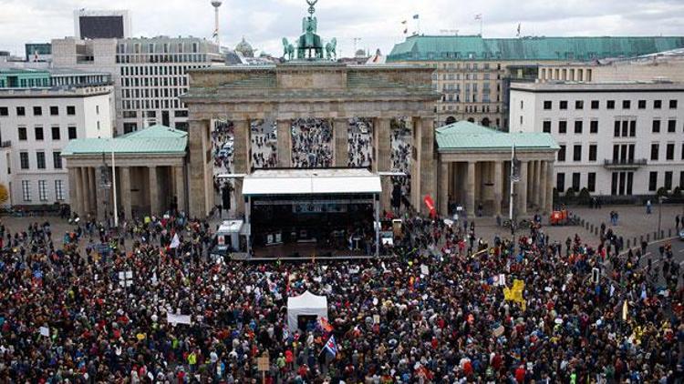 Binlerce kişi ırkçılığa karşı Brandenburg’da toplandı