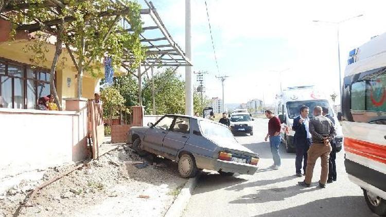 Otomobil önce kamyona sonra bahçe kapısına çarptı: 5 yaralı