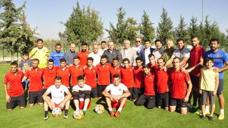 Bakan Çavuşoğludan İşitme Engelliler Futbol Milli Takımına ziyaret