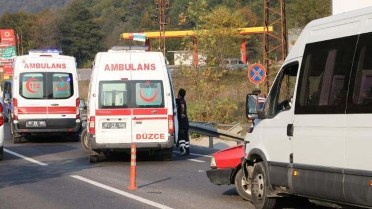 Düzcede yolcu minibüsü otomobille çarpıştı: 7 yaralı