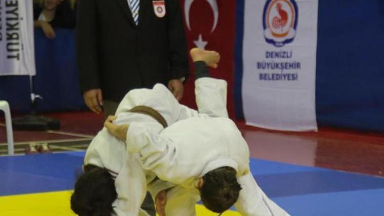 Cumhuriyet Turnuvasınde dereceye giren judocular ödülleri kaptı