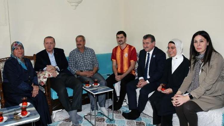 Cumhurbaşkanı Erdoğan balkondan yapılan daveti geri çevirmedi