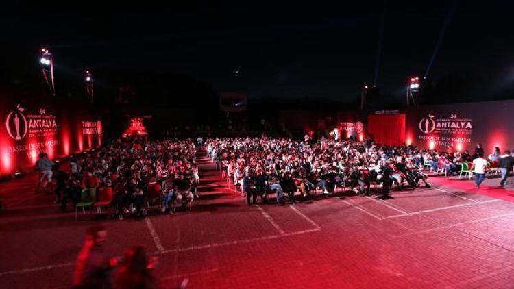 Festivalin ilk yarışma filmi yarıda kaldı