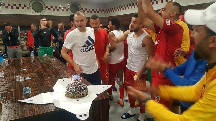 Kayserispor soyunma odasında kutlama Oleksandr Kucher...