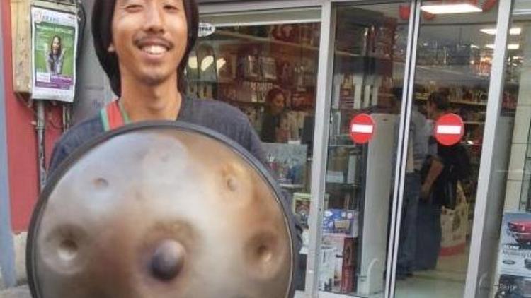 Tsunamiden kaçtı, müzik yaparak dünyayı geziyor