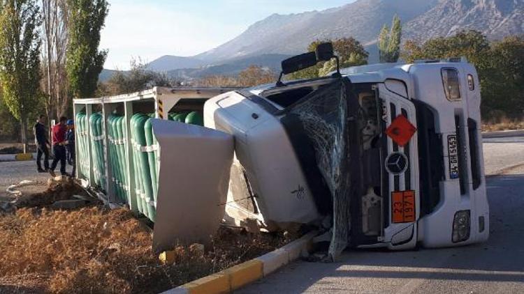 CNG tüpü yüklü TIR devrildi