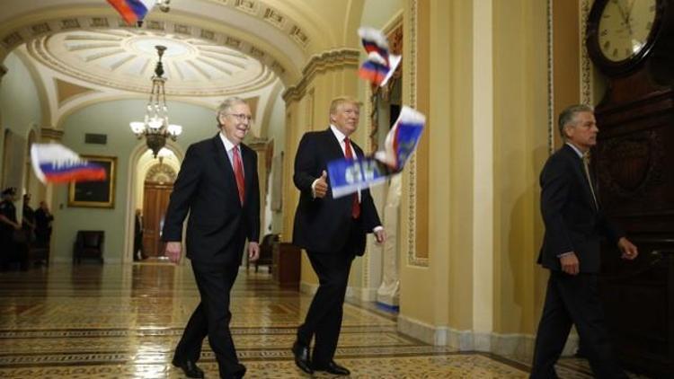 Trumpın üzerine Rus bayrağı fırlattılar