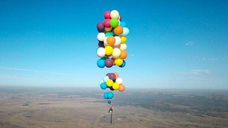 100 balon ve bir kamp sandalyesi ile havalandı