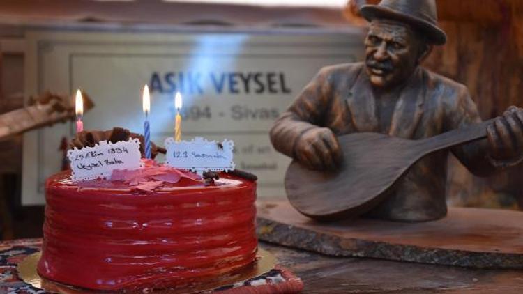 Aşık Veyseli doğum gününde pasta keserek andı