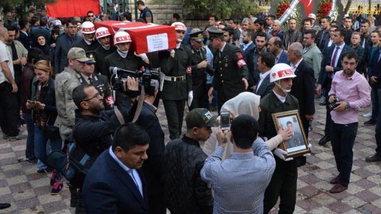 Şehit Onbaşı, memleketi Diyarbakırda gözyaşlarıyla uğurlandı