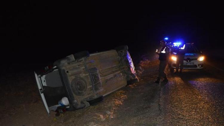 Besni’de hafif ticari araç devrildi: 8 yaralı