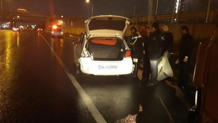 Otomobillere ve rapor tutan polise çarptı: 5 yaralı