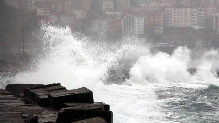 Zonguldak’ta dalga boyu 4 metreye ulaştı