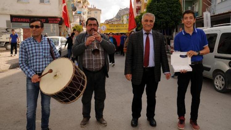 Öğrenciler Cumhuriyet Bayramı için lokum dağıttı