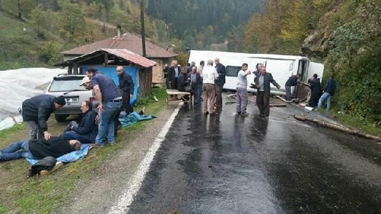 Turizm acentesi temsilcilerini taşıyan otobüs devrildi: 16 yaralı