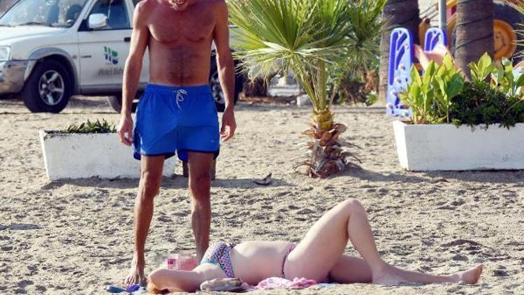 Yabancı turistlere plajda masaj eziyeti