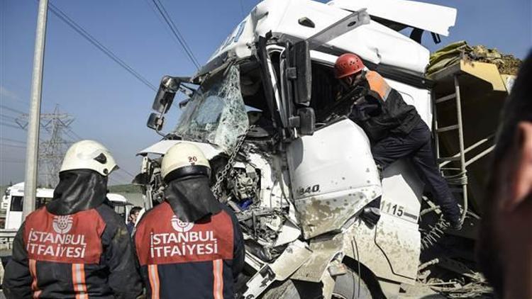 Son dakika... Okmeydanındaki kamyon kazası trafiği kilitledi