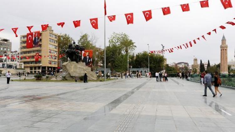 Cumhuriyet Meydanı ve Tophane Parkı bayrama hazır