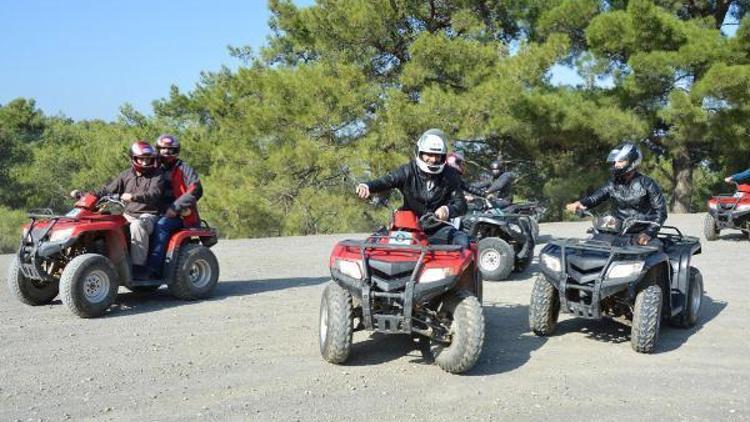 Genç çiftlerden ATV üzerinde mutluluk pozu