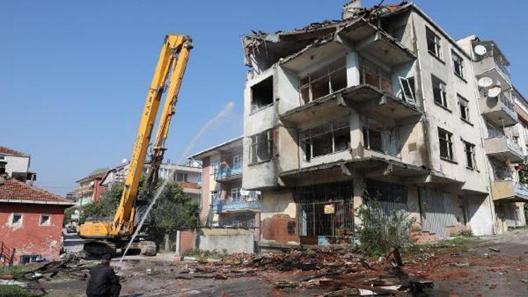 Körfezde depremde hasar gören binalar yıkılıyor