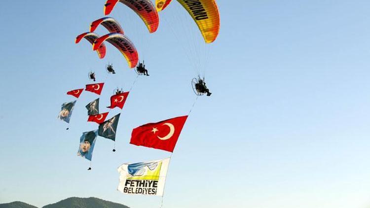 Ölüdeniz, hava oyunlarıyla canlandı