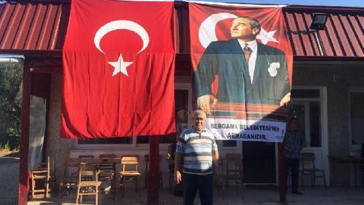 Bergamada muhtarlıklara Türk bayrağı ve Atatürk posteri