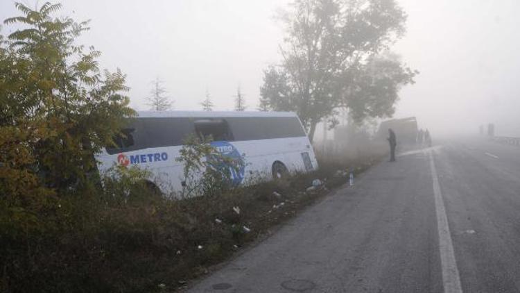 Yolcu otobüsü kamyona arkadan çarptı: 15 yaralı