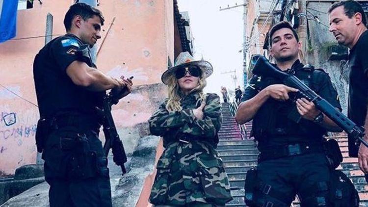 Madonnanın Brezilya polisi ile fotoğrafına tepki yağdı