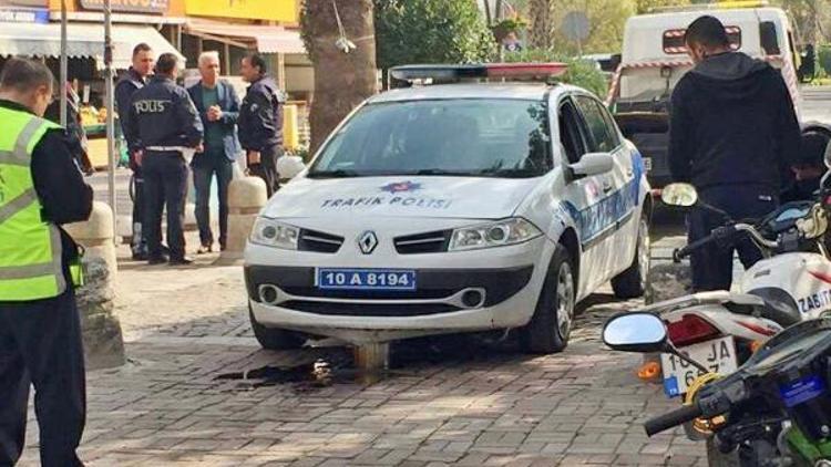 Polis aracı aniden çalışan hidrolik bariyere takıldı