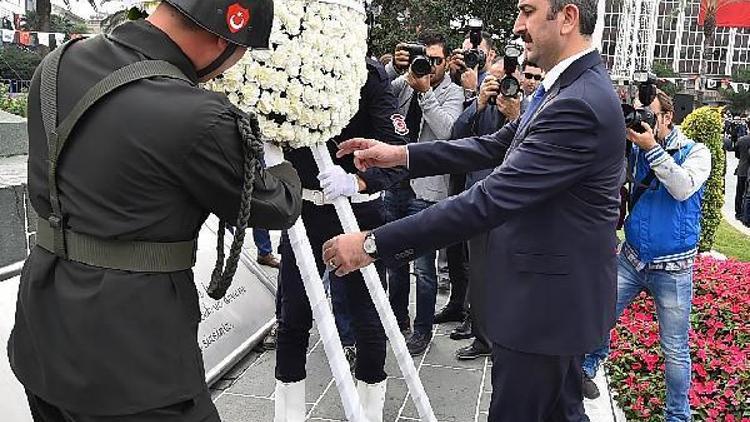 İzmirde kutlamalar Bakan Gülün katıldığı törenle başladı